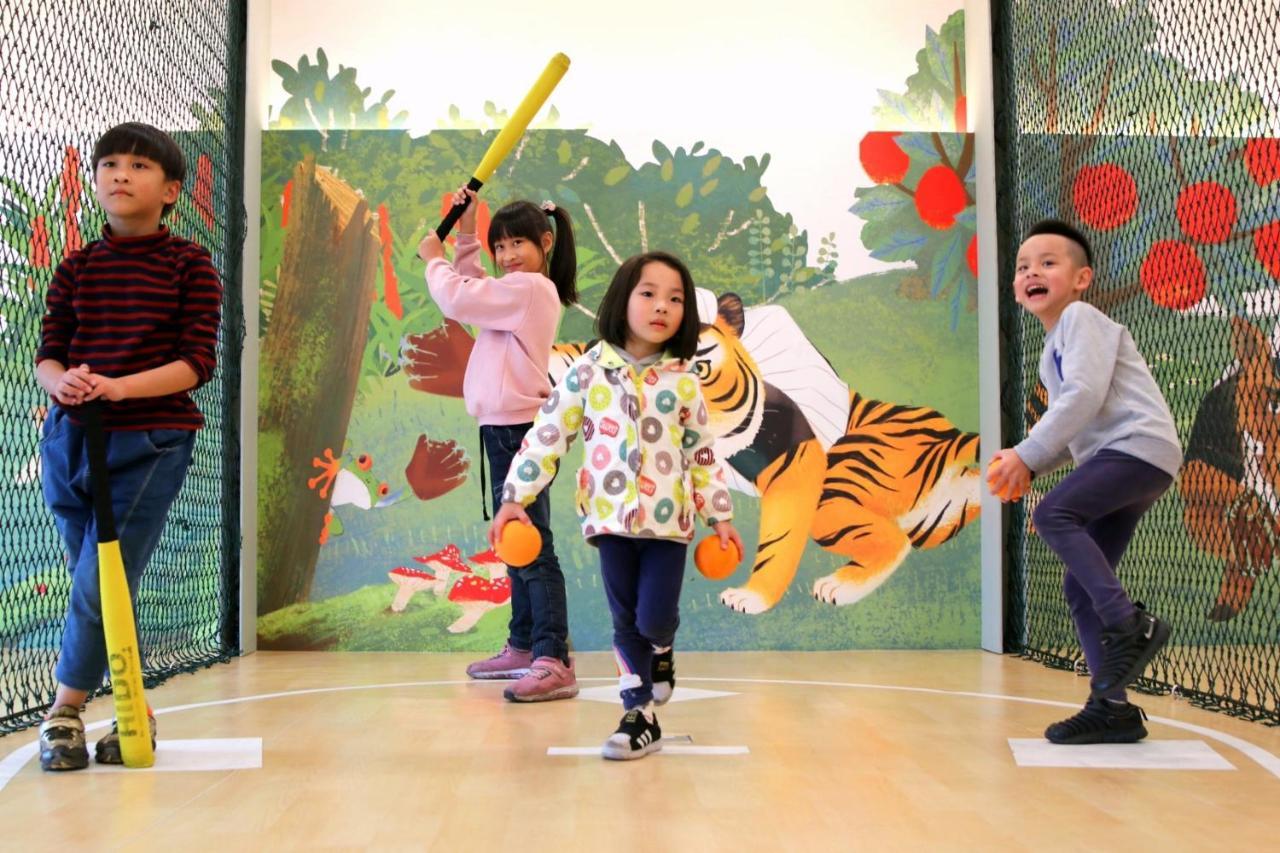 Fame Hall Garden Hotel Longtan Exterior photo Children playing with the "Tiger"